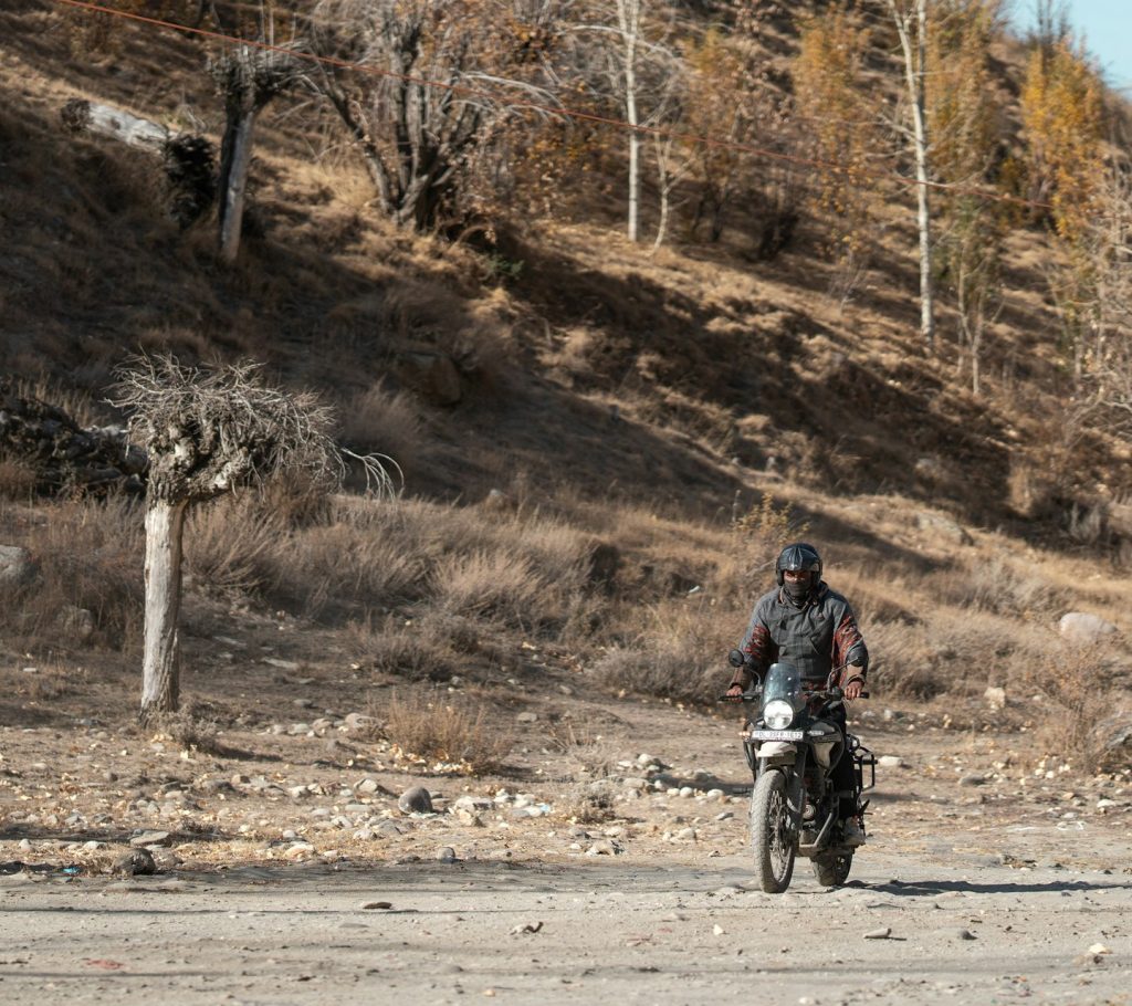 Piloto de trail avanzando de frente por un tramo de tierra