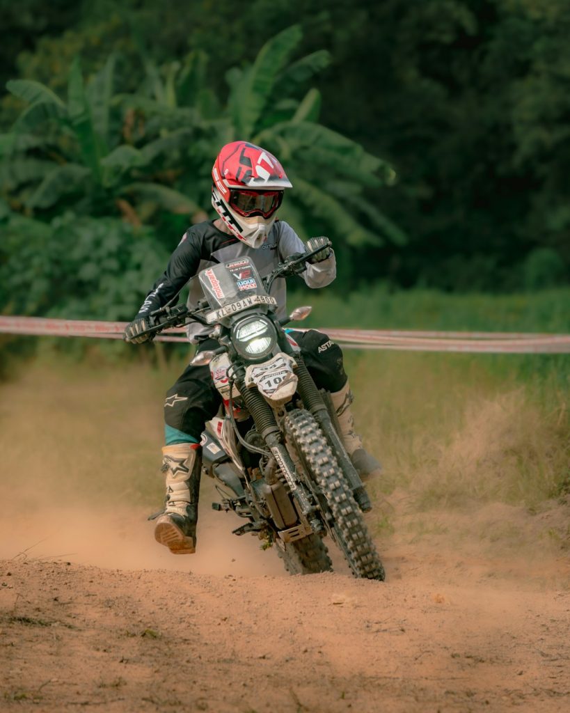 Piloto de rally levantando polvo durante un entrenamiento offroad