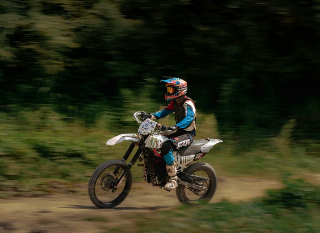 Moto trail junto a una tienda de campaña frente a un paisaje de montaña